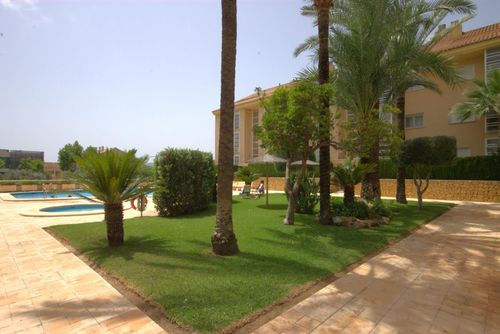 Golden Appartement moderne et agréable à Xàbia, Costa Blanca, Espagne, pour 5 personnes. L'appartement est situé dans une zone côtière et urbaine, à proximité des restaurants et des bars, des boutiques et des supermarchés, et à 500 m de la plage de La Grava....