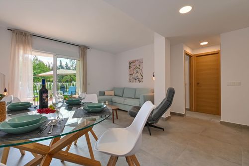 Nuestra Sorpresa Wunderbare und komfortable Wohnung mit Gemeinschaftspool in Denia, Costa Blanca, Spanien für 4 Personen. Die Wohnung befindet sich in einem Wohngebiet in Strandnähe, in der Nähe von Geschäften und 3 km vom Strand Playa de la Marineta entfernt....