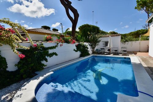 Joanna Hermosa y cómoda villa con piscina privada en Chiclana de la Frontera, Costa de la Luz, España, para 6 personas. La casa está situada en una zona residencial boscosa y de playa, a 5 km de Chiclana o La Barrosa....