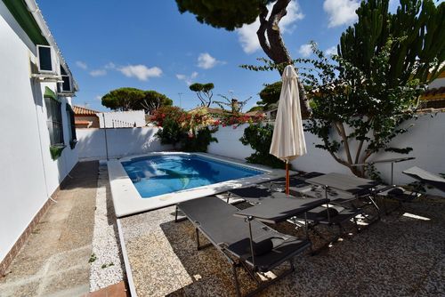Joanna Hermosa y cómoda villa con piscina privada en Chiclana de la Frontera, Costa de la Luz, España, para 6 personas. La casa está situada en una zona residencial boscosa y de playa, a 5 km de Chiclana o La Barrosa....