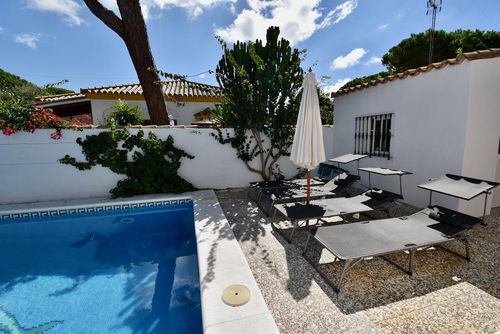 Joanna Schöne und komfortable Villa mit privatem Pool in Chiclana de la Frontera, Costa de la Luz, Spanien für 6 Personen. Das Haus befindet sich in einem bewaldeten und ruhigen Wohngebiet in Strandnähe und ist 5 km von Chiclana oder La Barrosa entfernt....