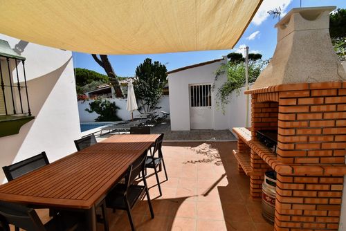 Joanna Schöne und komfortable Villa in Chiclana de la Frontera, Costa de la Luz, Spanien, mit privatem Pool für 6 Personen. Das Haus befindet sich in einem bewaldeten und ruhigen Strandgebiet und ist 5 km von Chiclana oder La Barrosa entfernt....