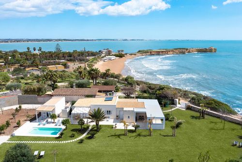 Villa Azulea Villa avec piscine privée à Ispica, Sicile, Italie pour 8 personnes. La maison est située dans un quartier résidentiel en bord de mer et se trouve à 50 m de la plage....