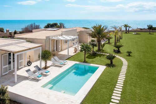 Villa Azulea Villa avec piscine privée à Ispica, Sicile, Italie pour 8 personnes. La maison est située dans un quartier résidentiel en bord de mer et se trouve à 50 m de la plage....