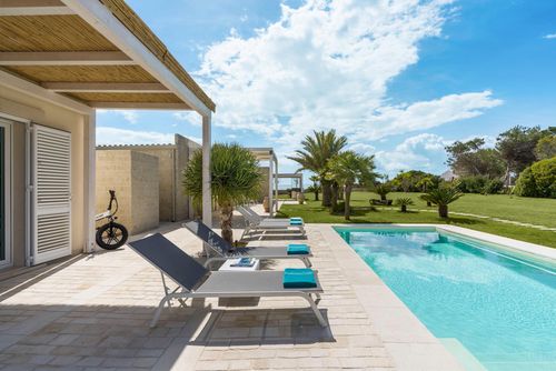 Villa Azulea Villa avec piscine privée à Ispica, Sicile, Italie pour 8 personnes. La maison est située dans un quartier résidentiel en bord de mer et se trouve à 50 m de la plage....