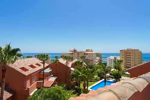 Duplex penthouse La Fragata Estepona Encantador y cómodo apartamento en Estepona, Andalucía, España con piscina comunitaria para 6 personas. El apartamento está situado en una zona costera y urbana, cerca de restaurantes y bares, tiendas y supermercados y a 1 km de la playa de Playa del Cristo....