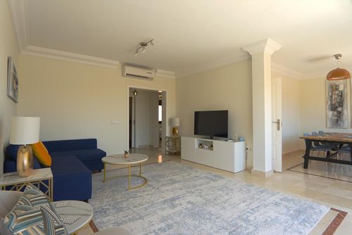 Duplex penthouse La Fragata Estepona Encantador y cómodo apartamento en Estepona, Andalucía, España con piscina comunitaria para 6 personas. El apartamento está situado en una zona costera y urbana, cerca de restaurantes y bares, tiendas y supermercados y a 1 km de la playa de Playa del Cristo....