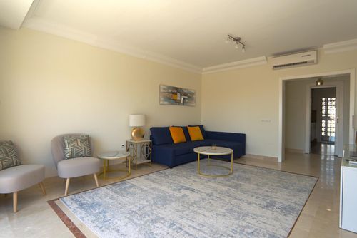 Duplex penthouse La Fragata Estepona Heerlijk en comfortabel appartement in Estepona, Andalusië, Spanje met gemeenschappelijk zwembad voor 6 personen. Het appartement bevindt zich in een kust- en stedelijk gebied, dicht bij restaurants en bars, winkels en supermarkten en op 1 km van het strand Playa del Cristo....
