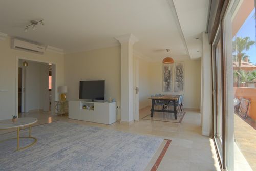 Duplex penthouse La Fragata Estepona Encantador y cómodo apartamento en Estepona, Andalucía, España con piscina comunitaria para 6 personas. El apartamento está situado en una zona costera y urbana, cerca de restaurantes y bares, tiendas y supermercados y a 1 km de la playa de Playa del Cristo....
