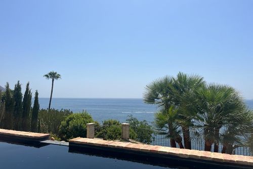 Magnifique Schöne und luxuriöse Villa in Altea, Costa Blanca, Spanien, mit einem privaten Pool für 8 Personen. Die Villa befindet sich in einer Küsten- und Stadtlage, in der Nähe von Restaurants, Bars und Supermärkten, und ist nur 25 m vom Strand entfernt....
