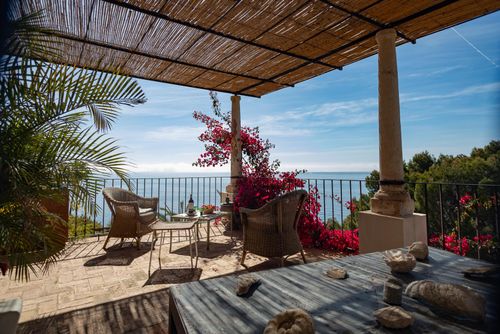 Magnifique Lovely and luxurious villa in Altea, Costa Blanca, Spain with a private pool for 8 persons. The villa is situated in a coastal and urban area, close to restaurants, bars, and supermarkets, and is 25 m from the beach....