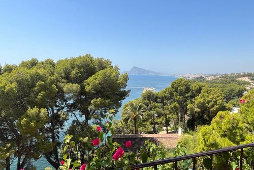 Magnifique Schöne und luxuriöse Villa in Altea, Costa Blanca, Spanien, mit einem privaten Pool für 8 Personen. Die Villa befindet sich in einer Küsten- und Stadtlage, in der Nähe von Restaurants, Bars und Supermärkten, und ist nur 25 m vom Strand entfernt....