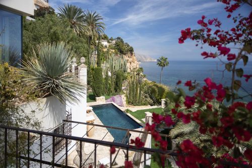 Magnifique Lovely and luxurious villa in Altea, Costa Blanca, Spain with a private pool for 8 persons. The villa is situated in a coastal and urban area, close to restaurants, bars, and supermarkets, and is 25 m from the beach....