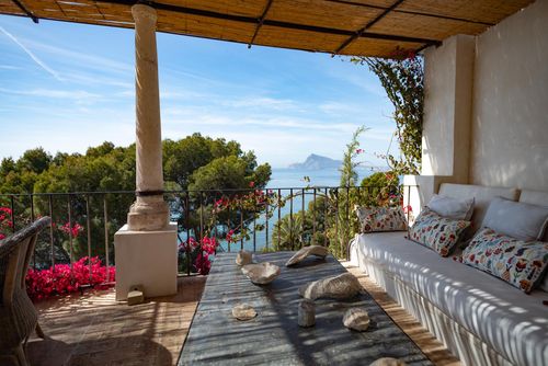 Magnifique Lovely and luxurious villa in Altea, Costa Blanca, Spain with a private pool for 8 persons. The villa is situated in a coastal and urban area, close to restaurants, bars, and supermarkets, and is 25 m from the beach....