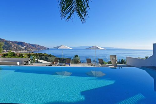 Villa Nemo Villa in Taormina, Sizilien, Italien mit privatem Pool für 8 Personen. Das Haus befindet sich in einem urbanen Strandgebiet und ist 2 km vom Strand entfernt....