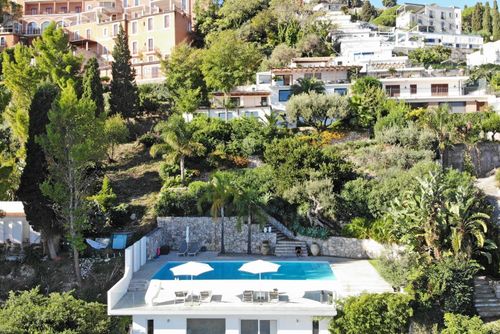 Villa Nemo Villa in Taormina, Sizilien, Italien mit privatem Pool für 8 Personen. Das Ferienhaus befindet sich in einem urbanen Strandgebiet und ist 2 km vom Strand entfernt....