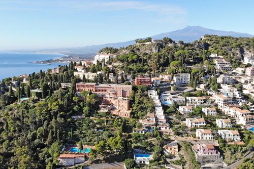Villa Nemo Villa in Taormina, Sizilien, Italien mit privatem Pool für 8 Personen. Das Haus befindet sich in einem urbanen Strandgebiet und ist 2 km vom Strand entfernt....