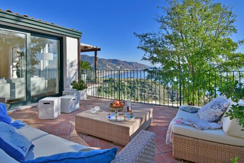 Villa Nemo Villa à Taormina, Sicile, Italie avec piscine privée pour 8 personnes. La maison est située dans un quartier urbain en bord de mer et se trouve à 2 km de la plage....