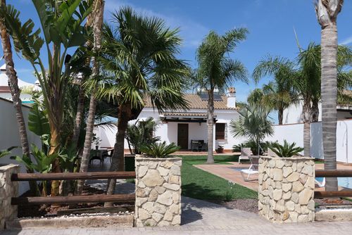 Villa Rafael Dom wakacyjny w Conil de la Frontera, Costa de la Luz, Hiszpania z prywatnym basenem dla 4 osób. Dom znajduje się w obszarze wiejskim....