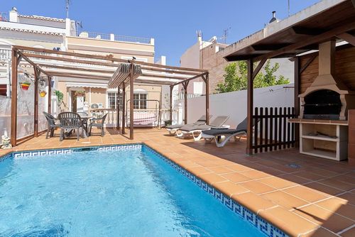 Nerja 072 Mooie en comfortabele villa met privézwembad in Nerja, Costa del Sol, Spanje voor 6 personen. Het huis is gelegen in een urban strandgebied, dicht bij restaurants en bars, winkels en supermarkten, op 1 km van het Calahonda-strand en 1 km van de Middellandse Zee....