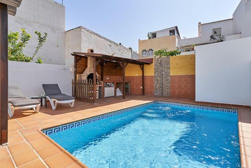 Nerja 072 Hermosa y cómoda villa con piscina privada en Nerja, Costa del Sol, España para 6 personas. La casa está situada en una zona de playa urbana, cerca de restaurantes y bares, tiendas y supermercados, a 1 km de la playa de Calahonda y a 1 km del Mediterráneo....