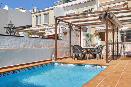 Nerja 072 Hermosa y cómoda villa con piscina privada en Nerja, Costa del Sol, España para 6 personas. La casa está situada en una zona de playa urbana, cerca de restaurantes y bares, tiendas y supermercados, a 1 km de la playa de Calahonda y a 1 km del Mediterráneo....
