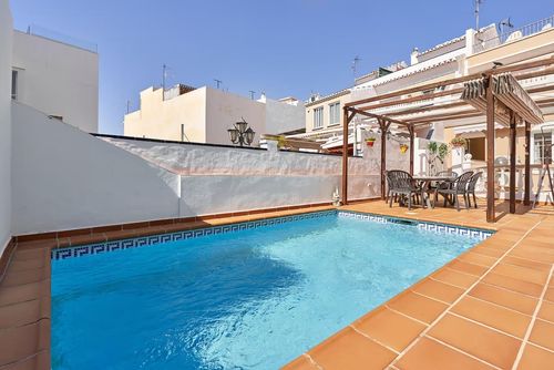Nerja 072 Mooie en comfortabele villa met privézwembad in Nerja, Costa del Sol, Spanje voor 6 personen. Het huis is gelegen in een urban strandgebied, dicht bij restaurants en bars, winkels en supermarkten, op 1 km van het Calahonda-strand en 1 km van de Middellandse Zee....