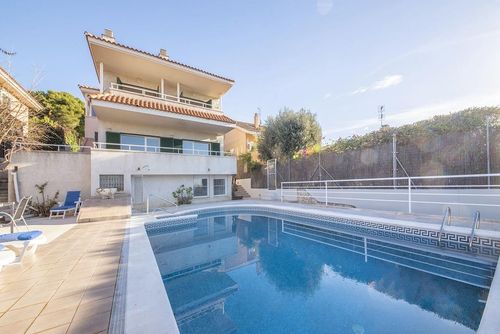 Villa Camberra A 1 km de las Playas de Sitges y del Puerto Deportivo. Restaurantes, Tiendas Lyxvilla i Sitges, Costa Dorada, Spanien med privat pool för 11 personer. Villan ligger i ett urbant och bergigt strandområde och är 2 km från stranden....