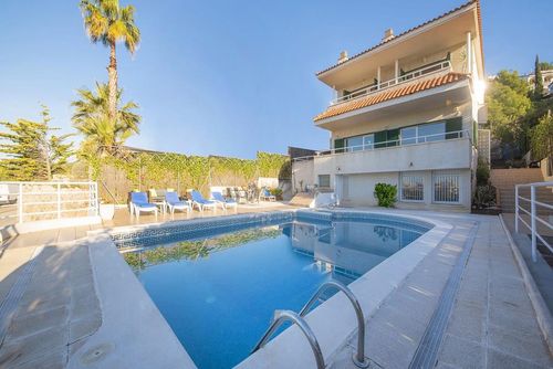 Villa Camberra A 1 km de las Playas de Sitges y del Puerto Deportivo. Restaurantes, Tiendas Luxueuze villa in Sitges, Costa Dorada, Spanje met privézwembad voor 11 personen. De villa is gelegen in een stedelijk en bergachtig strandgebied en ligt op 2 km van het strand....