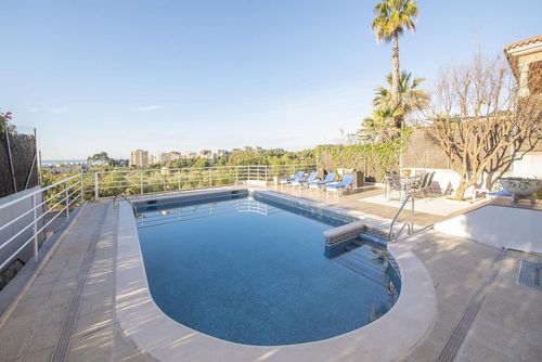 Villa Camberra A 1 km de las Playas de Sitges y del Puerto Deportivo. Restaurantes, Tiendas Villa de luxe à Sitges, Costa Dorada, Espagne, avec piscine privée pour 11 personnes. La villa est située dans une zone urbaine et montagneuse, à 2 km de la plage....