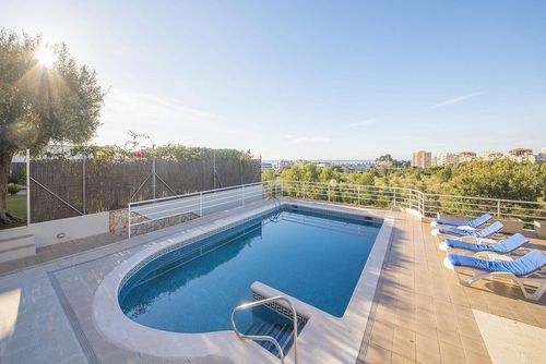 Villa Camberra A 1 km de las Playas de Sitges y del Puerto Deportivo. Restaurantes, Tiendas Villa de luxe à Sitges, Costa Dorada, Espagne, avec piscine privée pour 11 personnes. La villa est située dans une zone urbaine et montagneuse, à 2 km de la plage....