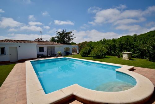 San Andres Amplia y cómoda villa con piscina privada en Chiclana de la Frontera, Costa de la Luz, España, para 6 personas. La casa se encuentra en una zona residencial cerca de la playa y está a 4 km de El Colorado....