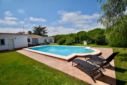 San Andres Stor och bekväm villa med privat pool i Chiclana de la Frontera, Costa de la Luz, Spanien för 6 personer. Huset ligger i ett bostadsområde nära stranden och är 4 km från El Colorado....