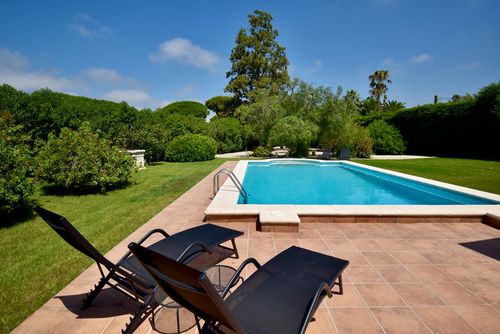 San Andres Grande e confortevole villa con piscina privata a Chiclana de la Frontera, Costa de la Luz, Spagna, per 6 persone. La casa è situata in una zona residenziale vicino alla spiaggia ed è a 4 km da El Colorado....