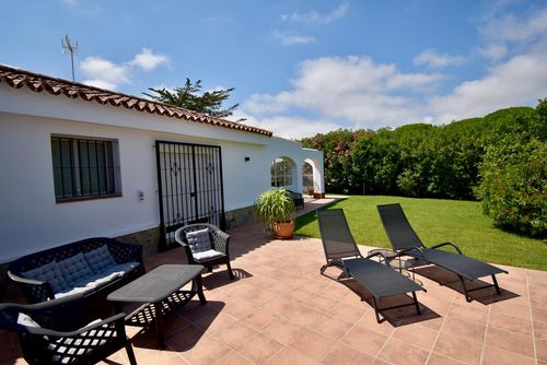 San Andres Grande e confortevole villa con piscina privata a Chiclana de la Frontera, Costa de la Luz, Spagna, per 6 persone. La casa è situata in una zona residenziale vicino alla spiaggia ed è a 4 km da El Colorado....