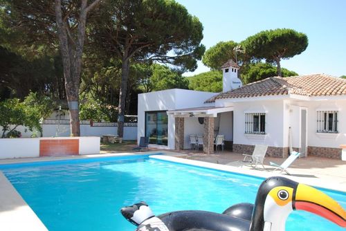 Casa Manoli Casa de vacaciones en Chiclana de la Frontera, Costa de la Luz, España, con piscina privada para 4 personas. La casa está situada en una zona costera y rural....