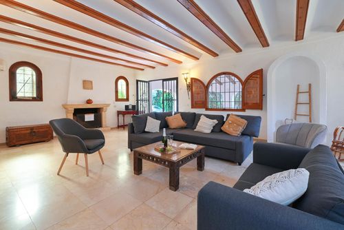 Jalna Grote en klassieke villa in Jávea, Costa Blanca, Spanje met privézwembad voor 8 personen. Het huis is gelegen in een residentiële strandwijk en op 4 km van het strand La Grava, Jávea....