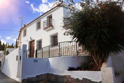 Casa Paradis Beautiful and classic house in Callosa d'En Sarria, Costa Blanca, Spain for 6 persons. The house is situated in a coastal, residential and mountainous area....