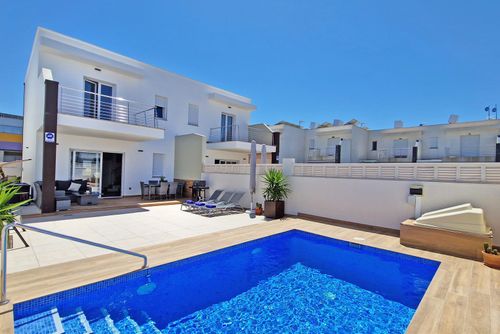 Bella Anna Modernes und angenehmes Ferienhaus in Denia, Costa Blanca, Spanien, mit privatem Pool für 6 Personen. Das Haus befindet sich in einer Küsten- und Stadtlage, in der Nähe von Restaurants und Bars, Geschäften und Supermärkten, sowie 3 km vom Strand Almadrava und Deveses entfernt....