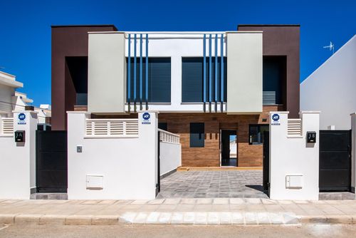 Bella Anna Modern and nice holiday house in Denia, Costa Blanca, Spain with private pool for 6 persons. The house is situated in a coastal and urban area, close to restaurants and bars, shops and supermarkets and at 3 km from Almadrava and Deveses beach....