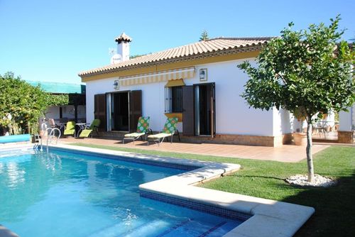 Casa Estrelicia Feriehus i Chiclana de la Frontera, Costa de la Luz, Spanien med privat pool til 6 personer. Huset er beliggende i et kystnært og landligt område....