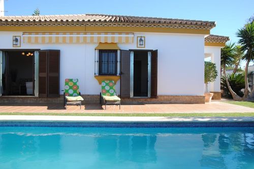 0507 Casa Estrelicia Casa de vacaciones en Chiclana de la Frontera, Costa de la Luz, España, con piscina privada para 6 personas. La casa está situada en una zona costera y rural....