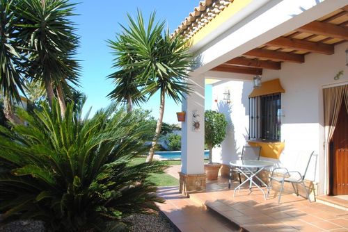 Casa Estrelicia Feriehus i Chiclana de la Frontera, Costa de la Luz, Spania med privat svømmebasseng for 6 personer. Huset ligger i et kystnært og landlig område....