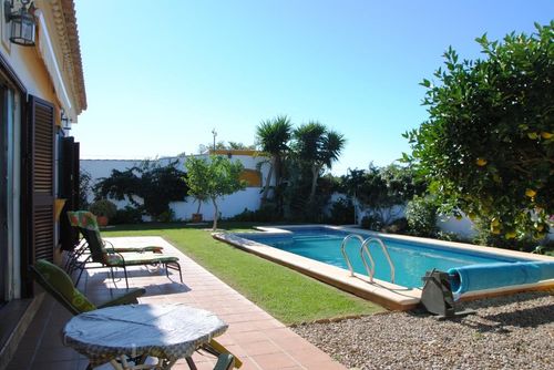 Casa Estrelicia Semesterhus i Chiclana de la Frontera, Costa de la Luz, Spanien med privat pool för 6 personer. Huset ligger i ett kustnära och lantligt område....