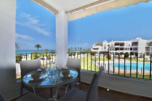 Pinomar Klassische und komfortable Wohnung in La Barrosa, Costa de la Luz, Spanien für 4 Personen. Die Wohnung befindet sich in einem Wohngebiet am Strand, in der Nähe von Restaurants und Bars, Geschäften und Supermärkten, und nur 100 m vom Strand La Barrosa entfernt....