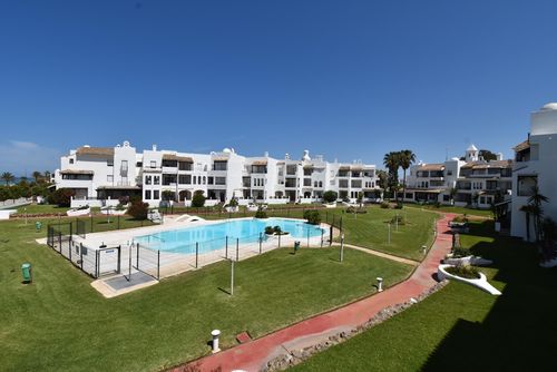 Pinomar Apartamento clásico y cómodo en La Barrosa, Costa de la Luz, España, para 4 personas. El apartamento está situado en una zona residencial cercana a la playa, cerca de restaurantes y bares, tiendas y supermercados, y a 100 m de la playa de La Barrosa....