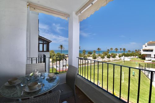 Pinomar Apartamento clásico y cómodo en La Barrosa, Costa de la Luz, España, para 4 personas. El apartamento está situado en una zona residencial de playa, cerca de restaurantes y bares, tiendas y supermercados, y a solo 100 m de la playa de La Barrosa....