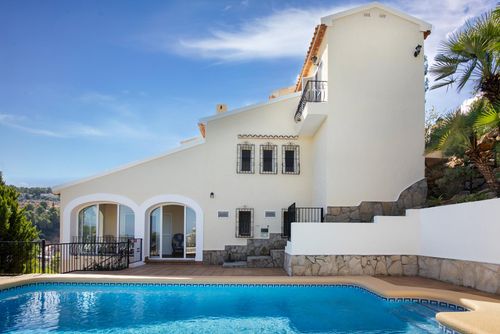 Villa Arriba Maravillosa y encantadora villa con piscina privada en Denia, Costa Blanca, España, para 4 personas. La casa se encuentra en una zona residencial y montañosa cerca de la playa....