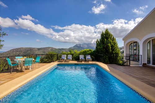 Villa Arriba Maravillosa y encantadora villa en Denia, Costa Blanca, España, con piscina privada para 4 personas. La casa está situada en una zona residencial de playa con colinas....
