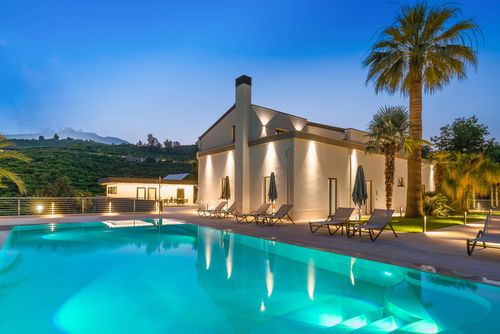 Villa Cinguettio Villa à Mascali, Sicile, Italie, avec une piscine privée pour 12 personnes. La maison est située dans une zone résidentielle et vallonnée près de la plage, à proximité d'un court de tennis et à 4 km de la plage....